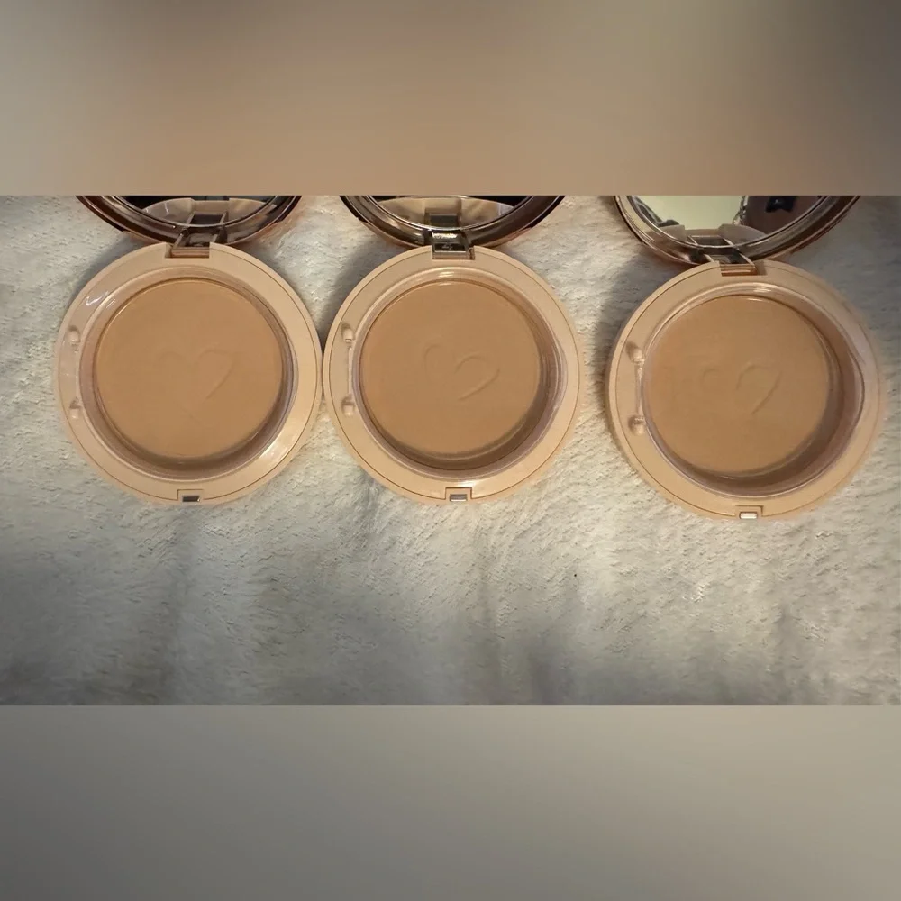 NIB Bundle of BEAUTY CREATIONS Powder Foundation and Loose Setting Powder